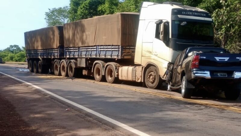 Quatro pessoas morrem em colisão frontal entre carreta e Hilux na BR-163, em Terra Nova do Norte