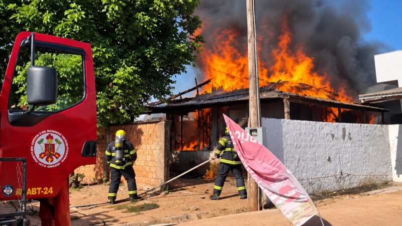 Incêndio destrói casa de madeira e danifica imóvel vizinho em Guarantã do Norte