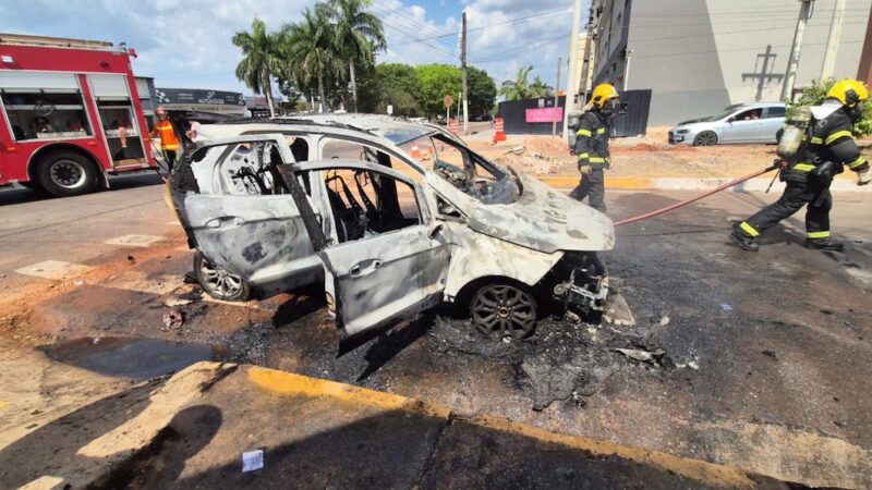 EcoSport fica destruído pelo fogo após bater em moto no centro de Sinop