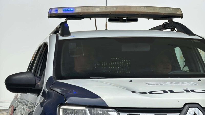 PM prende homem que distribuía santinhos em frente a escola de votação em Rondonópolis