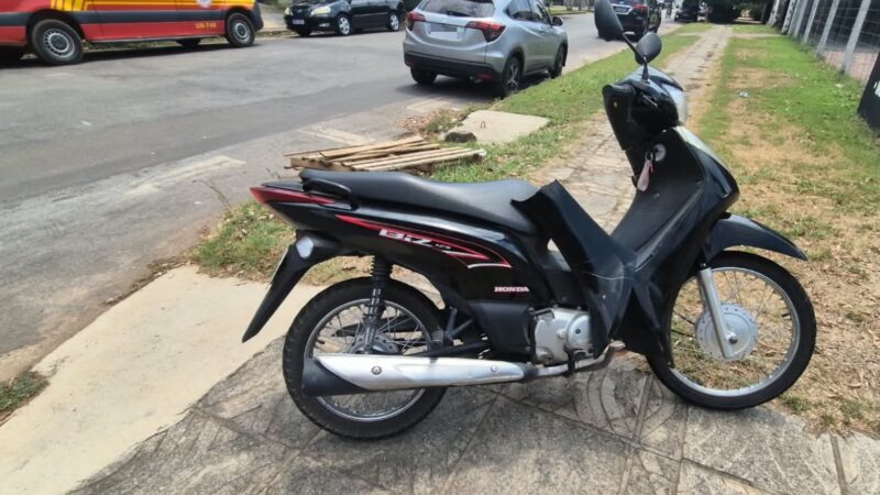 Jovem de moto fica ferida após ser atingida por SW4 em cruzamento de Sinop
