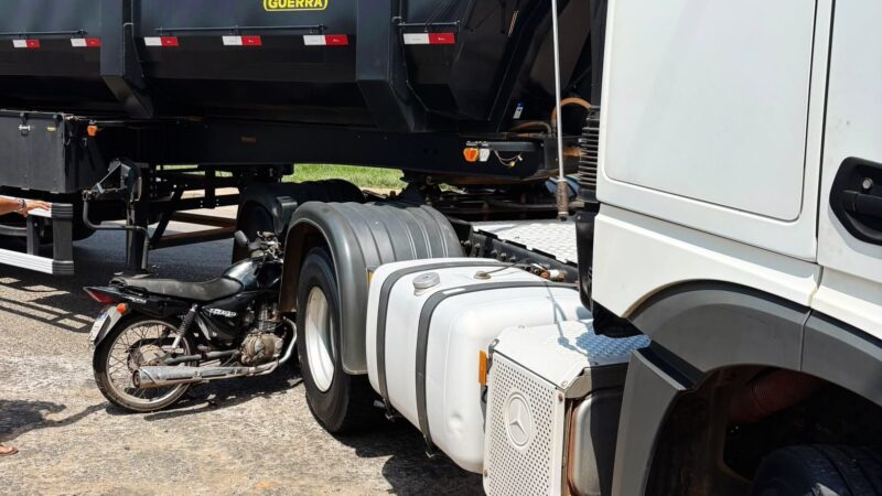 Moto fica presa entre os pneus de carreta após batida em Nova Mutum