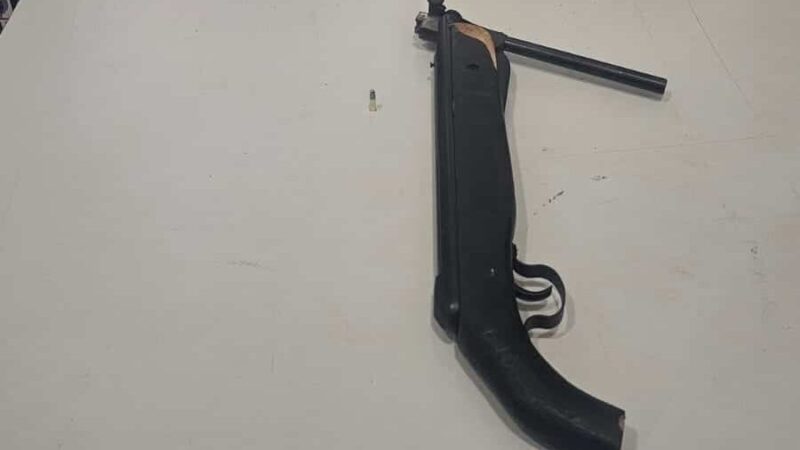 Homem é preso com espingarda de pressão adaptada para calibre .22 em Sorriso