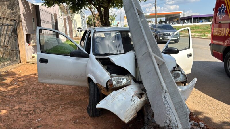 Motorista perde o controle, bate em poste e deixa estrutura pendurada em Sorriso