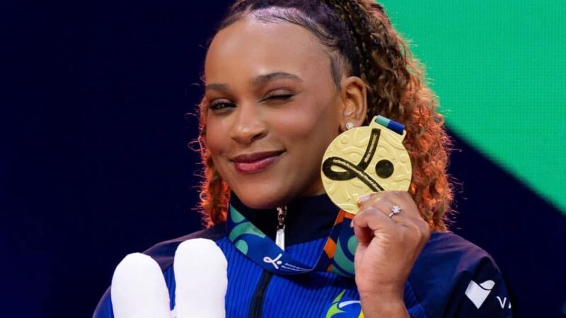 Rebeca Andrade conquista o tricampeonato mundial no salto em Roterdã