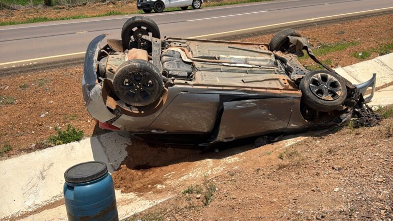 Carro capota após ser fechado por carreta na BR-163, entre Sorriso e Lucas do Rio Verde