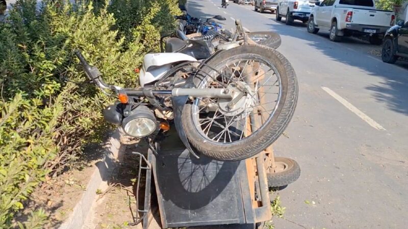 Moto com carretinha tomba após colisão com outra moto no Centro de Sinop; dois ficam feridos