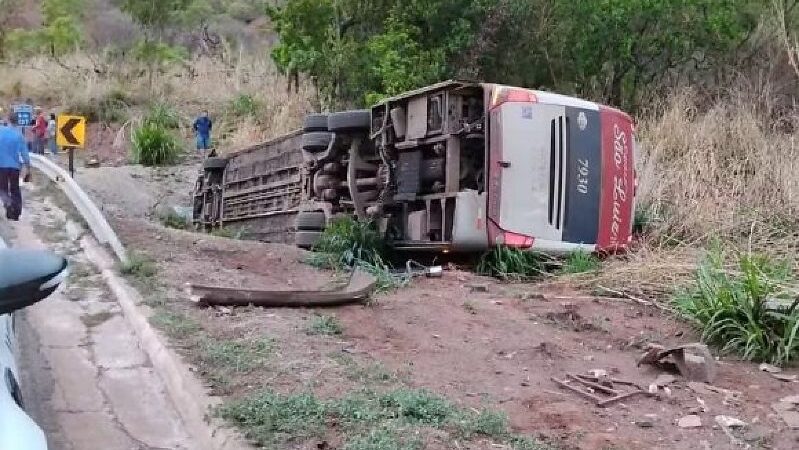 Ônibus que saiu de Sinop com destino a Natal tomba na BR-364, em Pedra Preta; dois passageiros ficam feridos