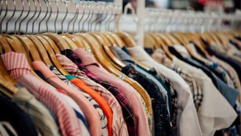 Instituto promove bazar beneficente com mais de 2 mil peças neste sábado em Sinop