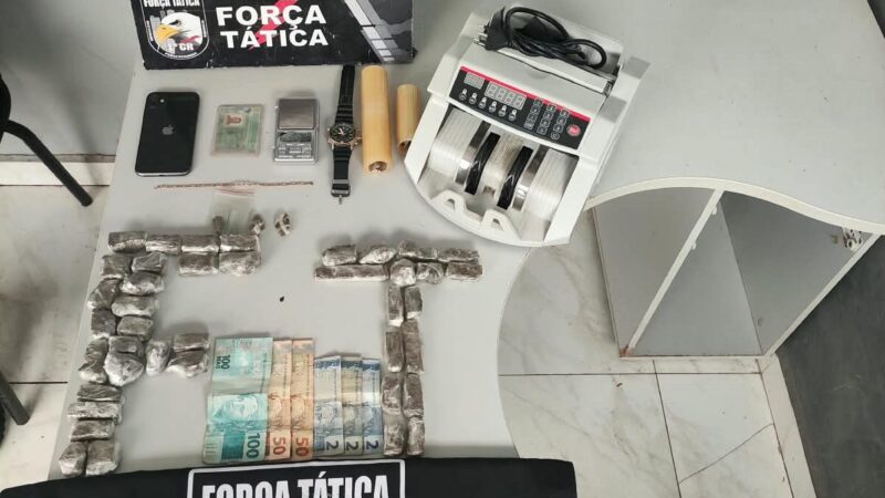 Motociclista é abordado por ultrapassagem proibida e acaba preso com 43 porções de drogas em Cuiabá