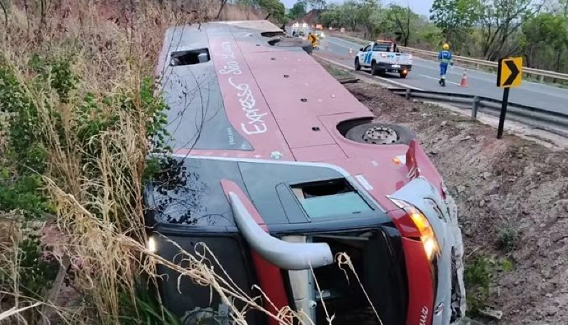 Ônibus que saiu de Sinop com destino a Natal tomba na BR-364, em Pedra Preta; dois passageiros ficam feridos