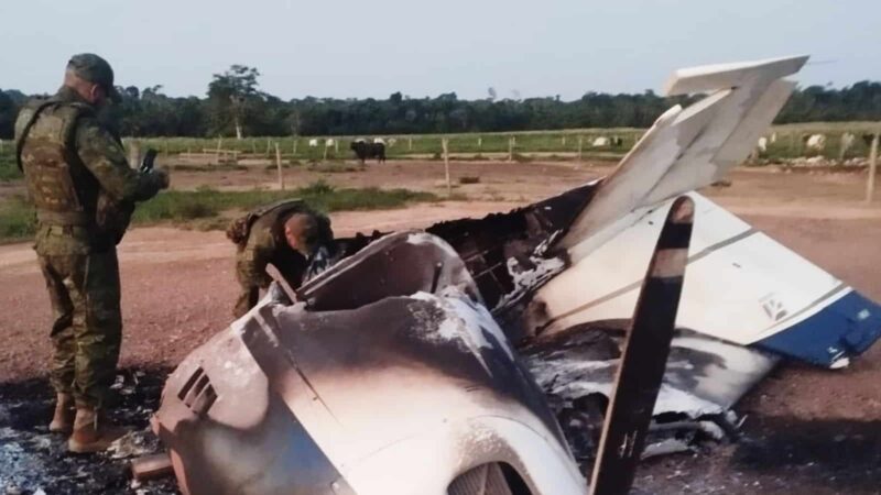 Piloto de avião interceptado pela FAB morre após confronto com policiais em Juara
